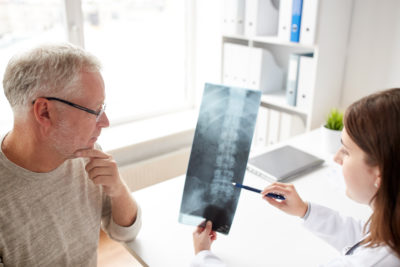 Posvet pri zdravniku pred in po operacijo hrbtenice